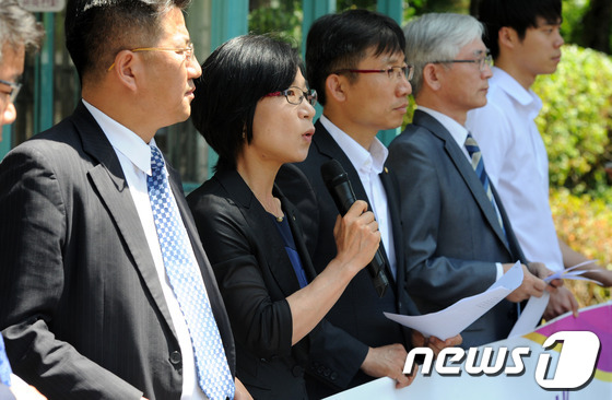 (서울=뉴스1) 허경 기자 = 통합진보당 이상규, 김제남 의원과 당원들이 27일 오전 서울 서초동 중앙지검 앞에서 검찰의 당원명부 압수수색 국가배상 집단소송 기자회견을 하고 있다. …