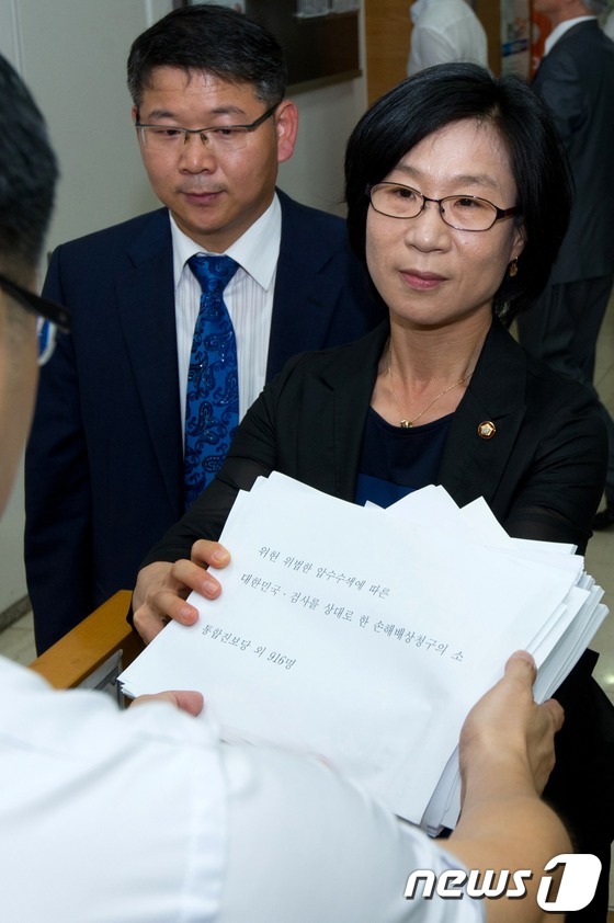 (서울=뉴스1) 김성광 인턴기자 = 통합진보당 김제남 국회의원과 관계자들이 27일 오전 서울 서초구 서울중앙지방법원 민원실에 통합진보당 당원명부 압수수색 국가배상집단소송 소장을 제 …