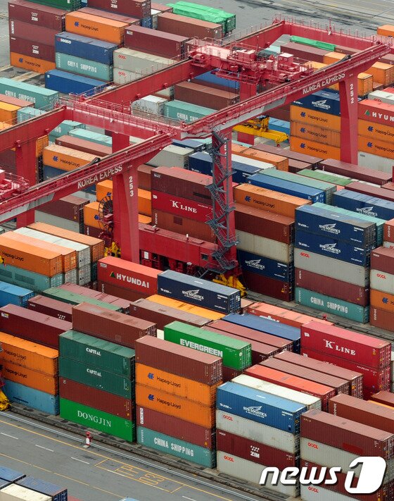 본문 이미지 - 항구에 가득 쌓인 컨테이너 박스.  2012.6.27/뉴스1  자료 사진