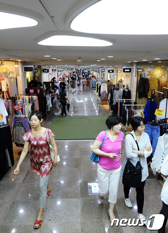 (서울=뉴스1) 오대일 기자 = 서울 강남고속버스터미널 지하상가 '고투몰(GOTOMALL)'이 32년만의 전면 개보수 공사를 마치고 영업 재개를 하루 앞둔 27일 입주 업체 관계자 …