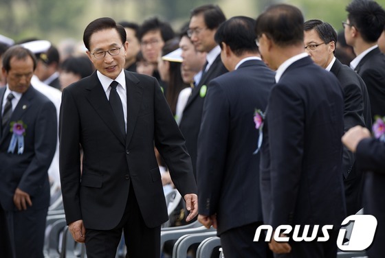 (평택=뉴스1) 이명근 기자 = 이명박 대통령이 29일 오전 경기 평택 해군 제2함대 사령부에서 열린 제10주년 제2연평해전 기념식에 참석해 황우여 새누리당 대표와 눈인사를 하고 …
