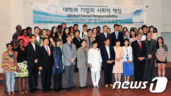 (서울=뉴스1) 박지혜 기자 = 박원순 서울시장이 4일 오후 서울 서대문구 이화여자대학교에서 열린 '대학과 기업의 사회적 책임 컨퍼런스'에서 기조연설을 하고 참석자들과 기념촬열을 …