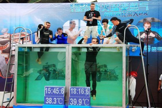 본문 이미지 - 우승자 시에스타가 기뻐하고 있다. 이전 신기록 보유자였던 바히아도 괜찮다는 손짓을 보이며 웃고 있다. (mirror.co.uk)© News1 