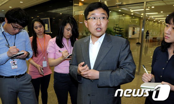 (서울=뉴스1) 박정호 기자 = 새누리당 김용태 의원이 8일 오전 서울 여의도 정론관에서 경선준비위원회 구성 촉구 기자회견을 마친 뒤 밖으로 나와 취재진의 질문에 답하고 있다. 김 …