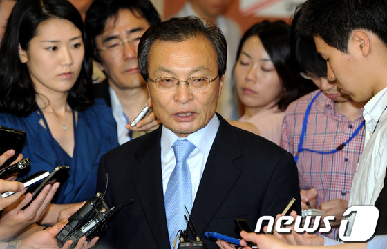 (서울=뉴스1) 박정호 기자 = 민주통합당 당대표 경선에 출마한 이해찬 상임고문이 8일 오전 서울 여의도 국회 정론관에서 기자회견을 마친 뒤 기자들의 질문에 답하고 있다. 이 상임 …