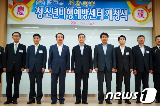 (서울=뉴스1) 유승관 기자 = 김황식 국무총리(가운데), 권재진 법무부 장관(가운데 왼쪽), 이주호 교육과학기술부 장관(가운데 오른쪽)을 비롯한 참석자들이 8일 오후 서울 관악구 …