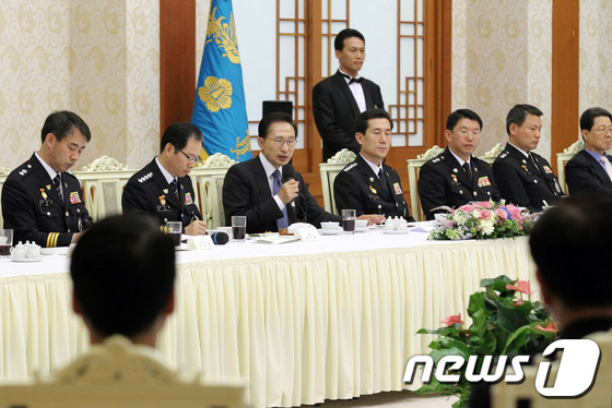 (서울=뉴스1) 오대일 기자 = 이명박 대통령이 8일 청와대에서 열린 경찰 지휘부 초청 격려 오찬에 앞서 인사말을 하고 있다. 이 대통령은 김기용 경찰청장과 이강덕 해양경찰청장 및 …
