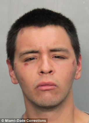 본문 이미지 - 경찰의 연행에 반발해 경찰의 손을 물려고 시도한 브랜든 레옹 (Miami-Dade Correction) © News1 