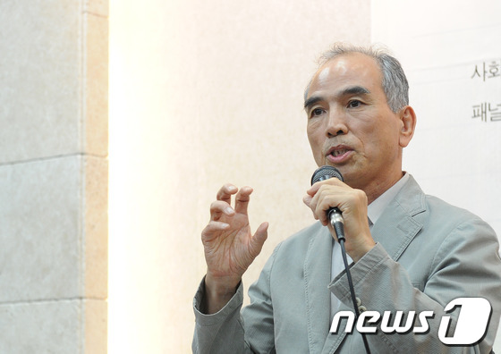 (서울=뉴스1) 송원영 기자 = 8일 저녁 서울 중구 청어람에서 토지정의시민연대 주최로 열린 '노동 빈곤과 토지 정의' 출판 기념 토론회에서 김윤상 교수가 발언하고 있다. 이 책은 …