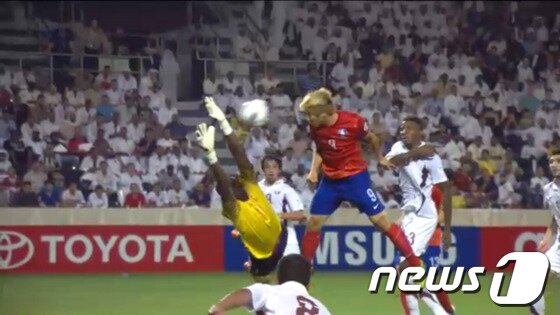 본문 이미지 - 이근호 선수가 8일 저녁(현지시간) 카타르 알 사드 스타디움에서 열린 브라질 월드컵대회 아시아지역 최종예선 카타르전에서 동점골을 넣고 있다. (JTBC 화면캡쳐) 2012.6.9/뉴스1 © News1   이명근 기자
