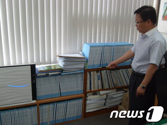 본문 이미지 - 박재관 사무국장이 지역 현안 및 공약 등을 꼼꼼이 정리해둔 파일들을 보여주고 있다.© News1 