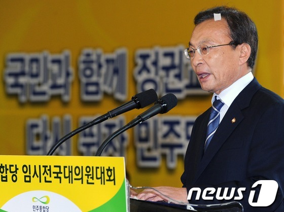 (고양=뉴스1) 오대일 기자 = 민주통합당 대표 경선에서 1위를 차지한 이해찬 신임 대표가 9일 경기도 고양시 일산 킨텍스에서 열린 당 대표 및 최고위원 선출을 위한 임시전국대의원 …