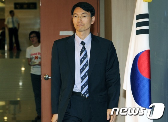 (서울=뉴스1) 이종덕 기자 = 통합진보당 서기호 의원이 10일 비례대표직 승계에 관한 기자회견을 하기위해 서울 여의도 국회의사당 정론관에 들어서고 있다. 서 의원은 사퇴한 윤금순 …