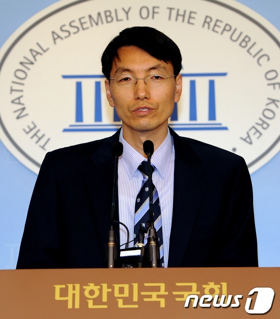 (서울=뉴스1) 이종덕 기자 = 통합진보당 서기호 의원이 10일 비례대표직 승계에 관한 기자회견을 하기위해 서울 여의도 국회의사당 정론관에 들어서고 있다. 서 의원은 사퇴한 윤금순 …