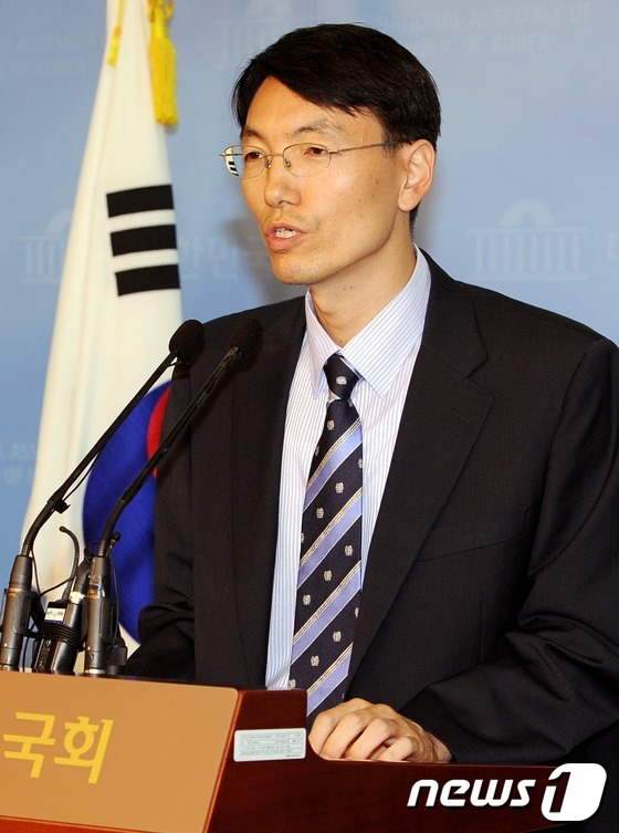 (서울=뉴스1) 이종덕 기자 = 통합진보당 서기호 의원이 10일 비례대표직 승계에 관한 기자회견을 하기위해 서울 여의도 국회의사당 정론관에 들어서고 있다. 서 의원은 사퇴한 윤금순 …