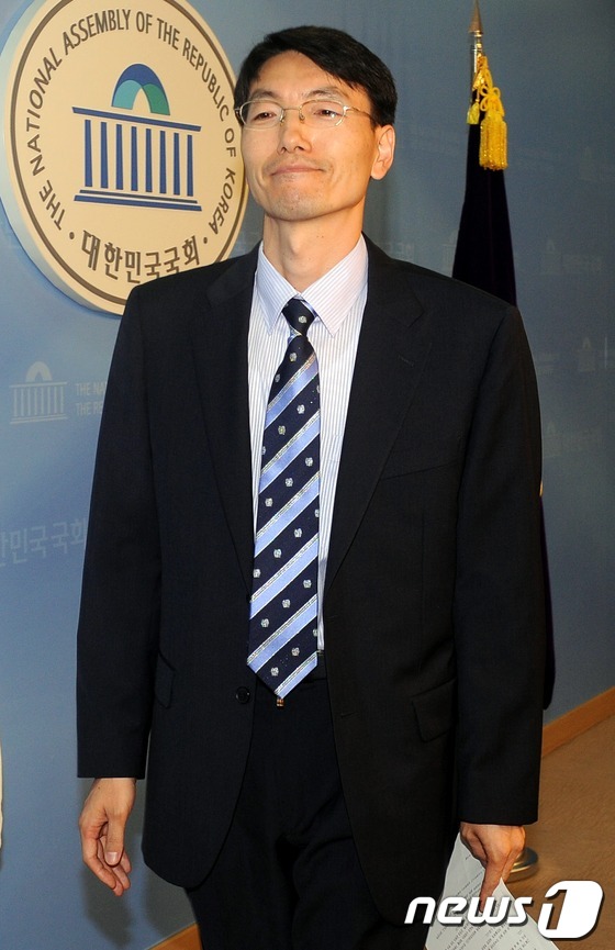 (서울=뉴스1) 이종덕 기자 = 통합진보당 서기호 의원이 10일 비례대표직 승계에 관한 기자회견을 마친 후 서울 여의도 국회의사당 정론관을 나서고 있다. 서 의원은 사퇴한 윤금순 …