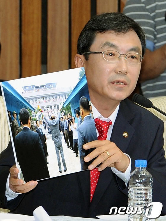 (서울=뉴스1) 이종덕 기자 = 새누리당 경대수 의원이 10일 서울 여의도 국회의사당에서 열린 고영한 대법관 후보자 인사청문회에서 노수희 범민련 남측본부장의 방북활동 사진을 들고 …