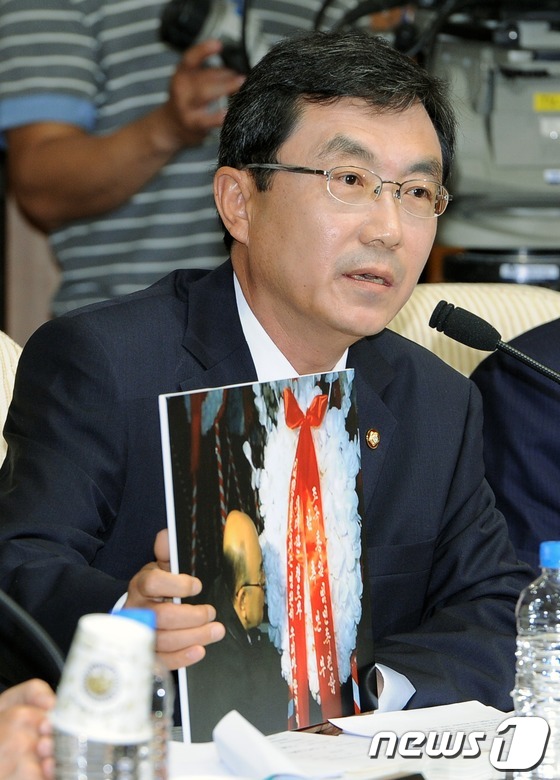 (서울=뉴스1) 이종덕 기자 = 새누리당 경대수 의원이 10일 서울 여의도 국회의사당에서 열린 고영한 대법관 후보자 인사청문회에서 노수희 범민련 남측본부장의 방북활동 사진을 들고 …