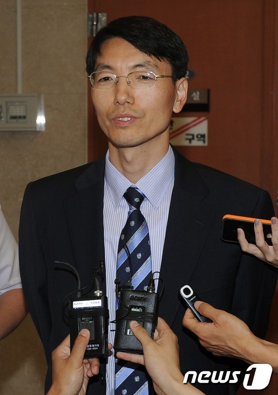 (서울=뉴스1) 이종덕 기자 = 통합진보당 서기호 의원이 10일 비례대표직 승계에 관한 기자회견을 하기위해 서울 여의도 국회의사당 정론관에 들어서고 있다. 서 의원은 사퇴한 윤금순 …