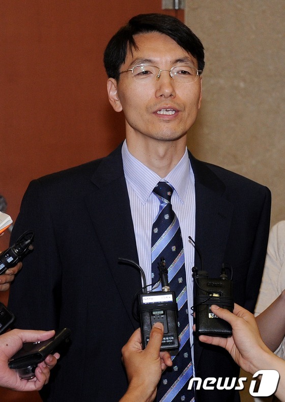 (서울=뉴스1) 이종덕 기자 = 통합진보당 서기호 의원이 10일 비례대표직 승계에 관한 기자회견을 하기위해 서울 여의도 국회의사당 정론관에 들어서고 있다. 서 의원은 사퇴한 윤금순 …