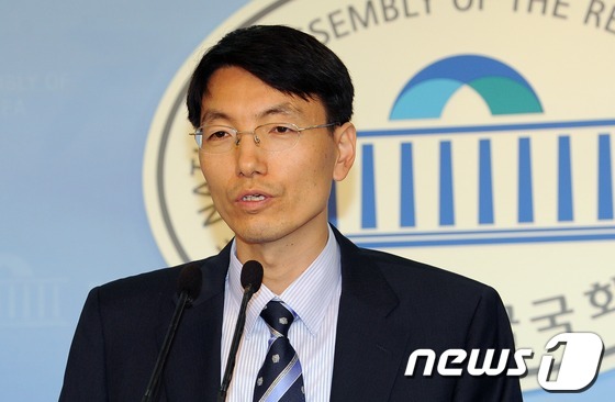 (서울=뉴스1) 이종덕 기자 = 통합진보당 서기호 의원이 10일 비례대표직 승계에 관한 기자회견을 하기위해 서울 여의도 국회의사당 정론관에 들어서고 있다. 서 의원은 사퇴한 윤금순 …