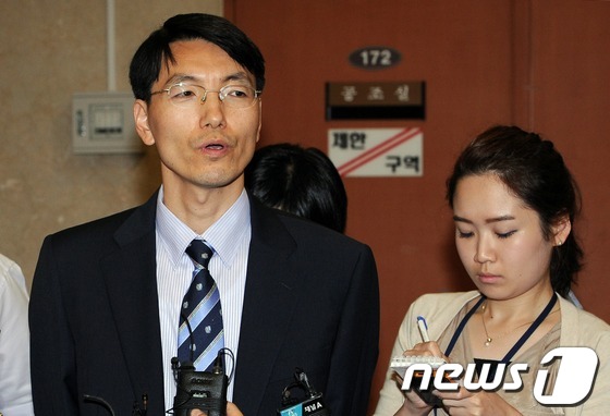 (서울=뉴스1) 이종덕 기자 = 통합진보당 서기호 의원이 10일 비례대표직 승계에 관한 기자회견을 하기위해 서울 여의도 국회의사당 정론관에 들어서고 있다. 서 의원은 사퇴한 윤금순 …