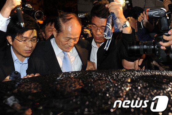 본문 이미지 - 저축은행에서 거액을 받은 혐의로 구속영장이 발부된 이상득 전 새누리당 의원이 11일 새벽 서울 서초구 대검찰청을 나서고 있다. 2012.7.11/뉴스1 © News1 박세연 기자