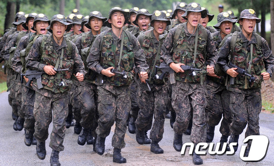 (광주=뉴스1) 송원영 기자 = 11일 오전 경기 광주시 특수전교육단에서 열린 육군 특공수색 첫 모집병 훈련에서 완전군장을 한 장병들이 구보를 하고 있다. 지난 3월 첫 모집을 실 …