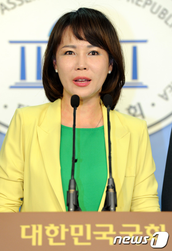 (서울=뉴스1) 박세연 기자 = 12일 서울 여의도에서 열린 민주통합당 대선주자인 김두관 전 경남도지사의 기자회견에서 김두관 대선 캠프의 대변인을 맡은 전현희 전 의원이 인사말을 …