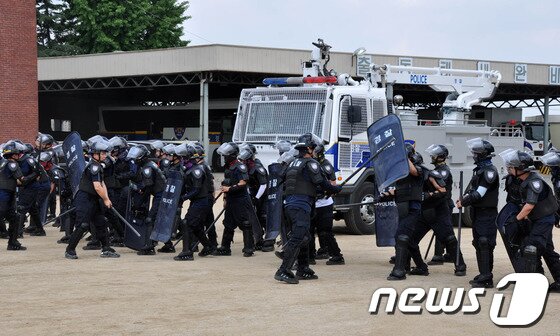 본문 이미지 - 진압훈련 중인 기동대원들./사진제공=경북지방청 제1기동대© News1 