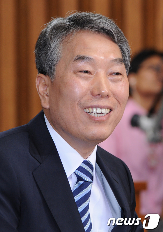 (서울=뉴스1) 양동욱 기자 = 김창석 대법관 후보자가 13일 오전 서울 여의도 국회의사당에서 열린 대법관 후보자 인사청문회에서 의원들의 질의에 답변하고 있다. 2012.7.13/ …