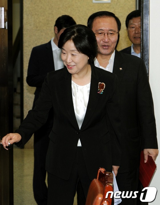 (서울=뉴스1) 이종덕 기자 = 통합진보당 심상정 원내대표와 노회찬 의원이 16일 서울 여의도 국회의사당 의정지원단에서 열린 의원총회에 입장하고 있다. 강기갑 당대표를 중심으로 신 …