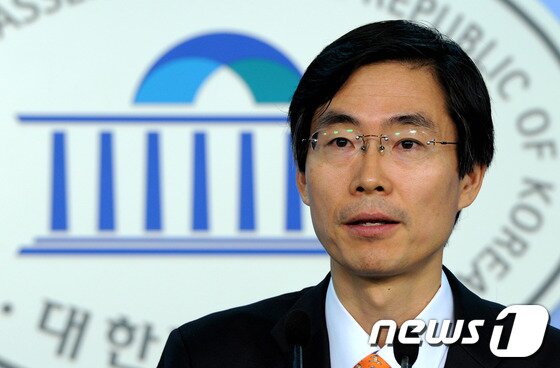 본문 이미지 - 대선 경선에 출마를 선언한 조경태 민주통합당 의원이 16일 오전 서울 여의도 국회 정론관에서 기자회견을 갖고 