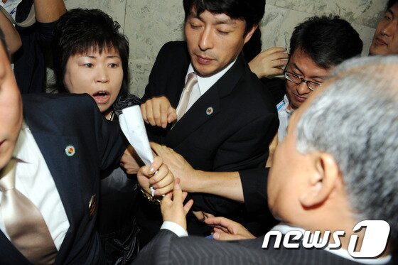 본문 이미지 - 현병철 국가인권위원장 후보자가 16일 오후 서울 여의도 국회에서 열린 인사청문회가 정회된 후 회의장 밖으로 나오자 용산참사 유가족들이