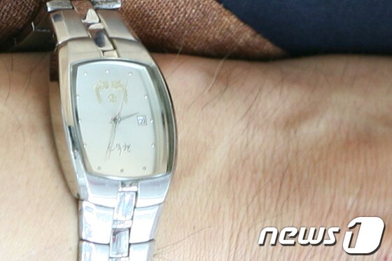 본문 이미지 - 노무현 전 대통령 기념시계 