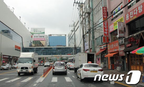 본문 이미지 - © News1 / 대전복합터미널 주변은 불법 주차차량들로 항상 복잡하다. 