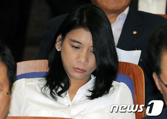(서울=뉴스1) 이종덕 기자 = 새누리당 이자스민 의원이 18일 서울 여의도 국회의사당에서 열린 의원총회에서 안건을 살펴보고 있다. 필리핀 언론은 이 의원이 필리핀 교민으로부터 사 …
