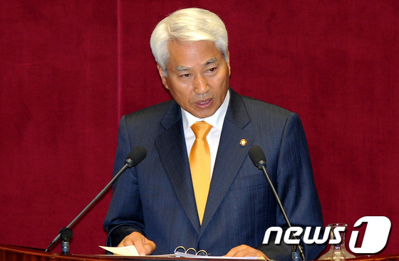 (서울=뉴스1) 박정호 기자 = 백군기 민주통합당 의원이 19일 오후 서울 여의도 국회 본회의장에서 속개된 통일·외교·안보 분야 대정부질문에서 질의를 하고 있다. 2012.7.19 …