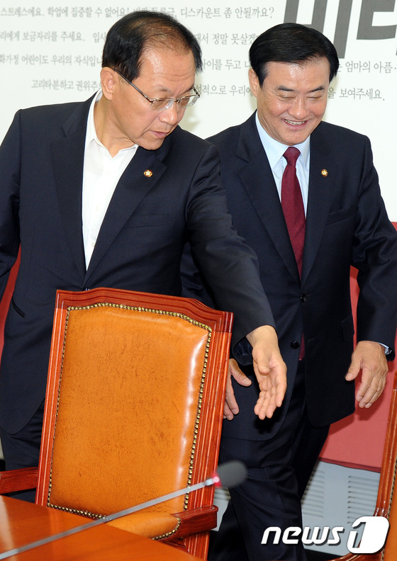 (서울=뉴스1) 이광호 기자 = 새누리당 황우여 대표(왼쪽)와 국회의장 후보인 강창희 의원이 19대 국회 개원 첫날인 2일 오전 국회에서 열린 최고위원회의에 참석하고 있다.2012 …