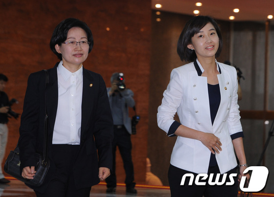 (서울=뉴스1) 양동욱 기자 = 통합진보당 김재연(오른쪽), 김미희 의원이 19대 국회 개원 첫날인 2일 오전 서울 여의도 국회에서 열린 본회의에 참석하고 있다. 2012.7.2/ …