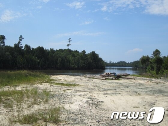 본문 이미지 - KS그룹이 채광한 유연탄을 실어나르기 위해 2일 착공에 들어간 석탄 선적항 전경.© News1 김한식 기자 
