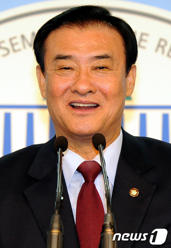 (서울=뉴스1) 이광호 기자 = 강창희 신임 국회의장이 2일 오후 국회 정론관에서 "국회의장 비서실장에 3선 국회의원을 지낸 정진석 전 의원을 내정했다"며 "여러 절차를 밟은 뒤 …
