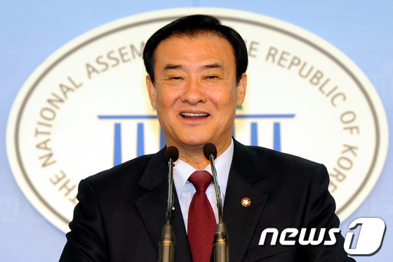 (서울=뉴스1) 이광호 기자 = 강창희 신임 국회의장이 2일 오후 국회 정론관에서 "국회의장 비서실장에 3선 국회의원을 지낸 정진석 전 의원을 내정했다"며 "여러 절차를 밟은 뒤 …