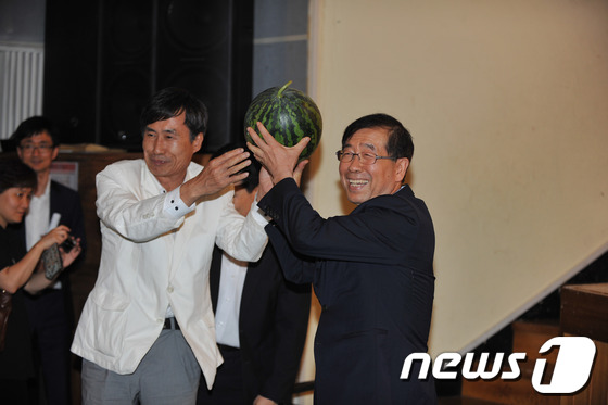(서울=뉴스1) 김보영  = 19일 오후 서울 노원구민회관 대강당에서 지역내 주민 2000여명이 참여한 가운데 김성환 노원구청장의 "나비효과-노원의 날개짓이 세상을 바꾼다" 출판기 …
