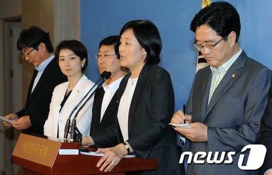 (서울=뉴스1) 이종덕 기자 = 박영선·이언주 의원 등 민주통합당 대법관 인사청문위원들이 20일 서울 여의도 국회의사당 정론관에서 기자회견을 하고 있다. 2012.7.20/뉴스1