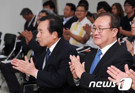 본문 이미지 - 20일 오후 세종특별자치시 행정중심복합도시 건설청 대강당에서 뉴스1 창사 1주년 및 세종·충북취재본부 출범기념으로 개최된 '세종포럼'에서 이정식 뉴스1 사장(오른쪽)과 이인제 선진통일당 대표(오른쪽 두번째)가 박수를 치고 있다. 2012.7.20/뉴스1 © News1   박철중 기자