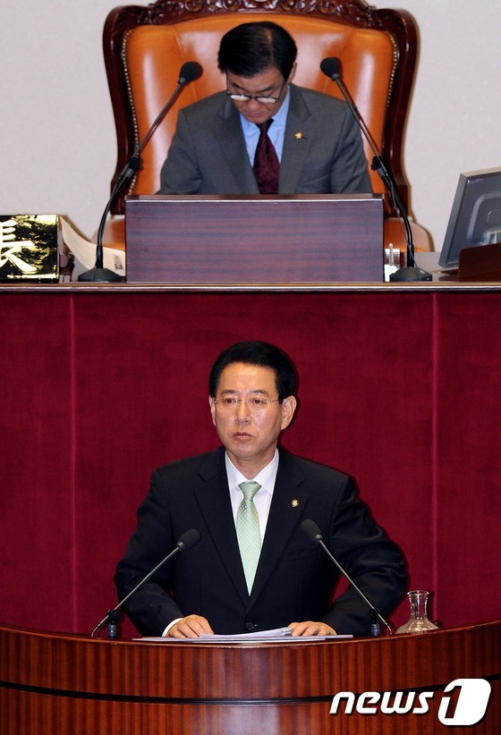 (서울=뉴스1) 이종덕 기자 = 민주통합당 김영록(전남 완도) 의원이 20일 서울 여의도 국회 본회의장에서 경제에 관한 대정부질문을 하고 있다. 201.7.20/뉴스1