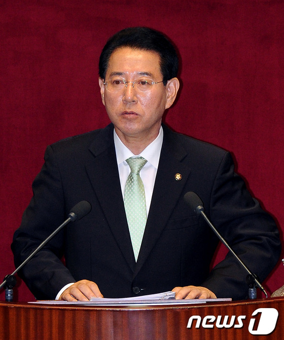 (서울=뉴스1) 이종덕 기자 = 민주통합당 김영록(전남 완도) 의원이 20일 서울 여의도 국회 본회의장에서 경제에 관한 대정부질문을 하고 있다. 201.7.20/뉴스1