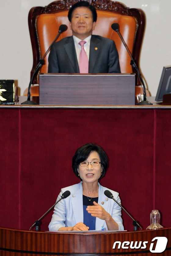 (서울=뉴스1) 이종덕 기자 = 통합진보당 김제남 의원이 20일 서울 여의도 국회 본회의장에서 경제에 관한 대정부질문을 하고 있다. 201.7.20/뉴스1