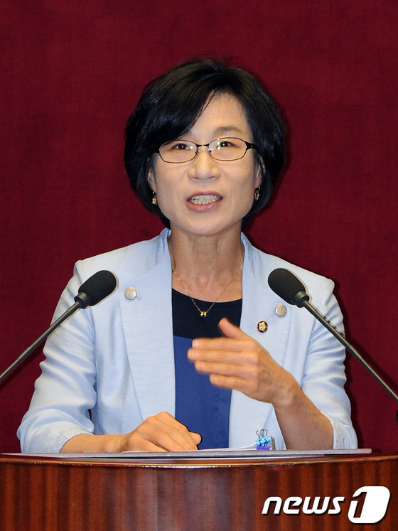 (서울=뉴스1) 이종덕 기자 = 통합진보당 김제남 의원이 20일 서울 여의도 국회 본회의장에서 경제에 관한 대정부질문을 하고 있다. 201.7.20/뉴스1